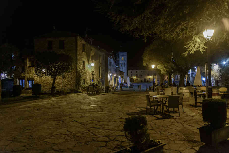 Huesca - Ainsa 37 - plaza Mayor.jpg